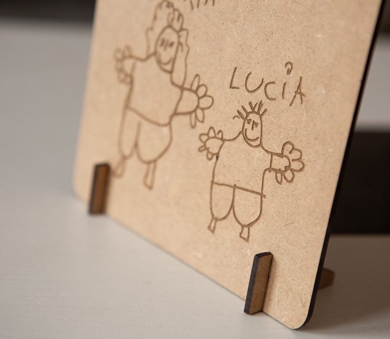 Los dibujos infantiles de tus hijos grabados en cuadro de madera