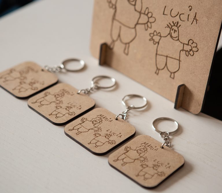 Los dibujos infantiles de tus hijos grabados en cuadro de madera