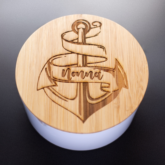 joyero redondo grabado con nombre o frase para decorar habitacion y baño en bamboo