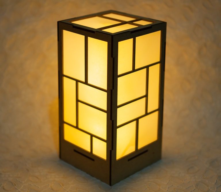 Lampara led color blanco cálido con de estilo japones elaborada en madera mediante corte laser.