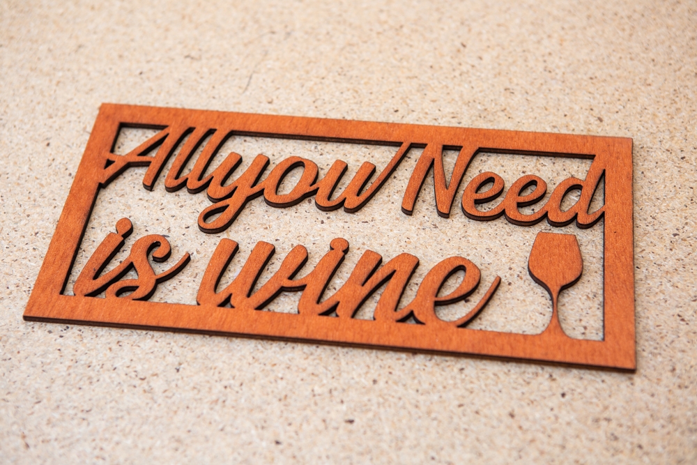 Cartel decorativo “All you need is wine” en Madera