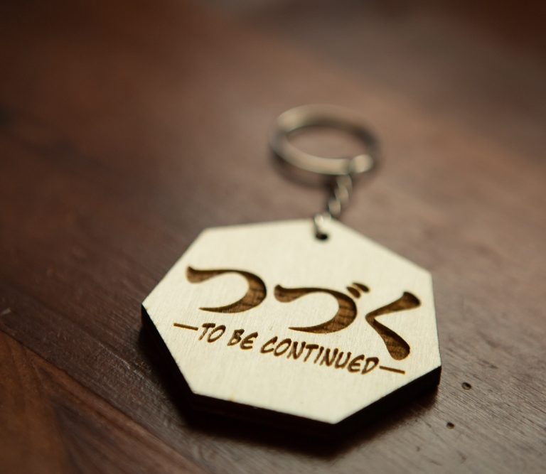 llaveros personalizados con nombre, logo, frase en grabado laser en Barcelona