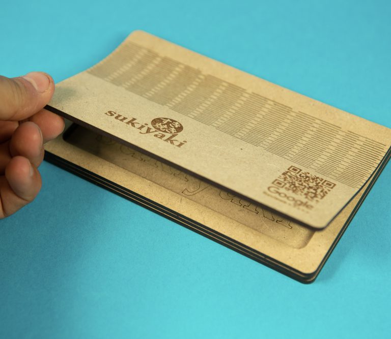 Porta cuentas de madera personalizado con el logo del restaurante para mejorar la imagen de marca de tu negocio.