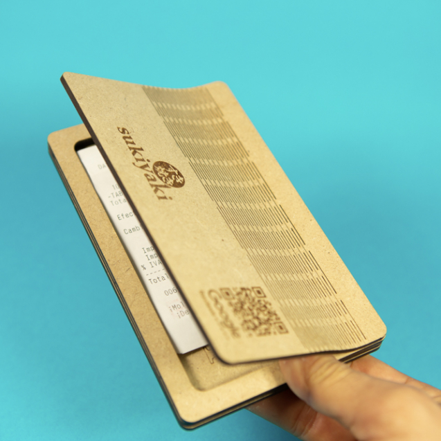 Porta cuentas de madera personalizado con el logo del restaurante para mejorar la imagen de marca de tu negocio.