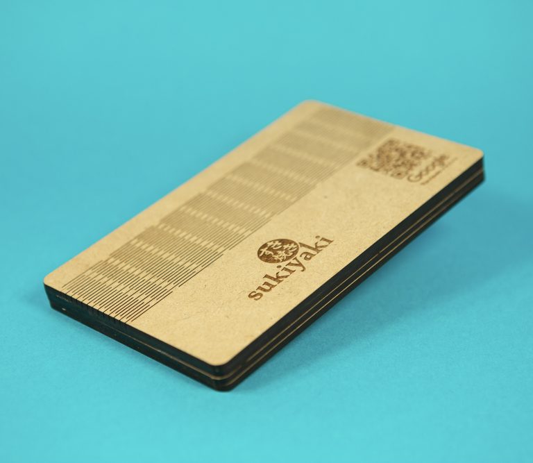 Porta cuentas de madera personalizado con el logo del restaurante para mejorar la imagen de marca de tu negocio.