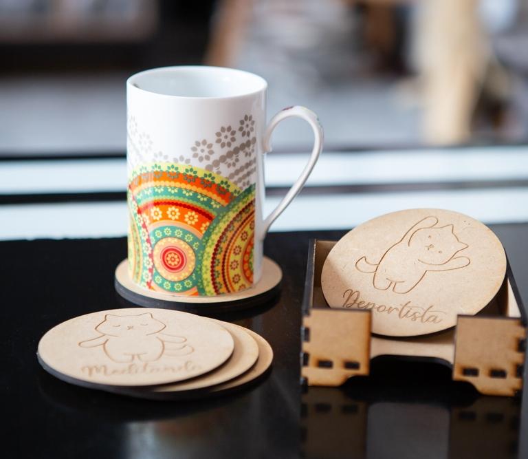 Pack posavasos personalizados con grabado de nombre o simbolo a tu gusto, ideal para decorar tu mesa.