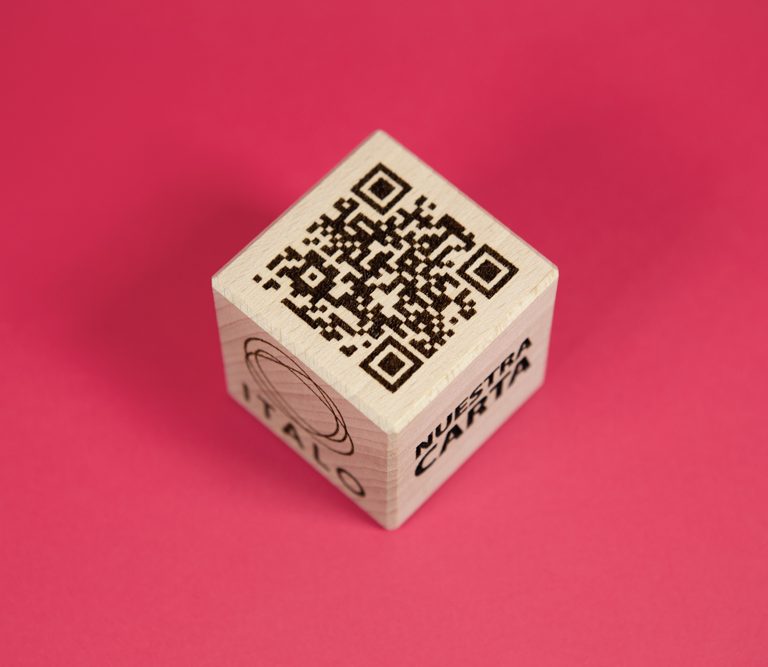 Cubo cuadrado con QR de carta online de alta calidad para coctelerias restaurantes con logo