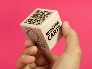 Cubo cuadrado con QR de carta online de alta calidad para coctelerias restaurantes con logo