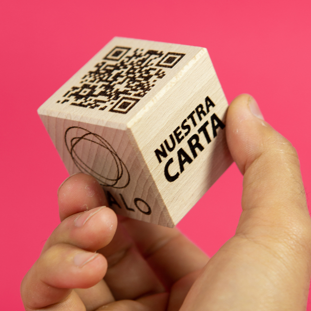 Cubo cuadrado con QR de carta online de alta calidad para coctelerias restaurantes con logo