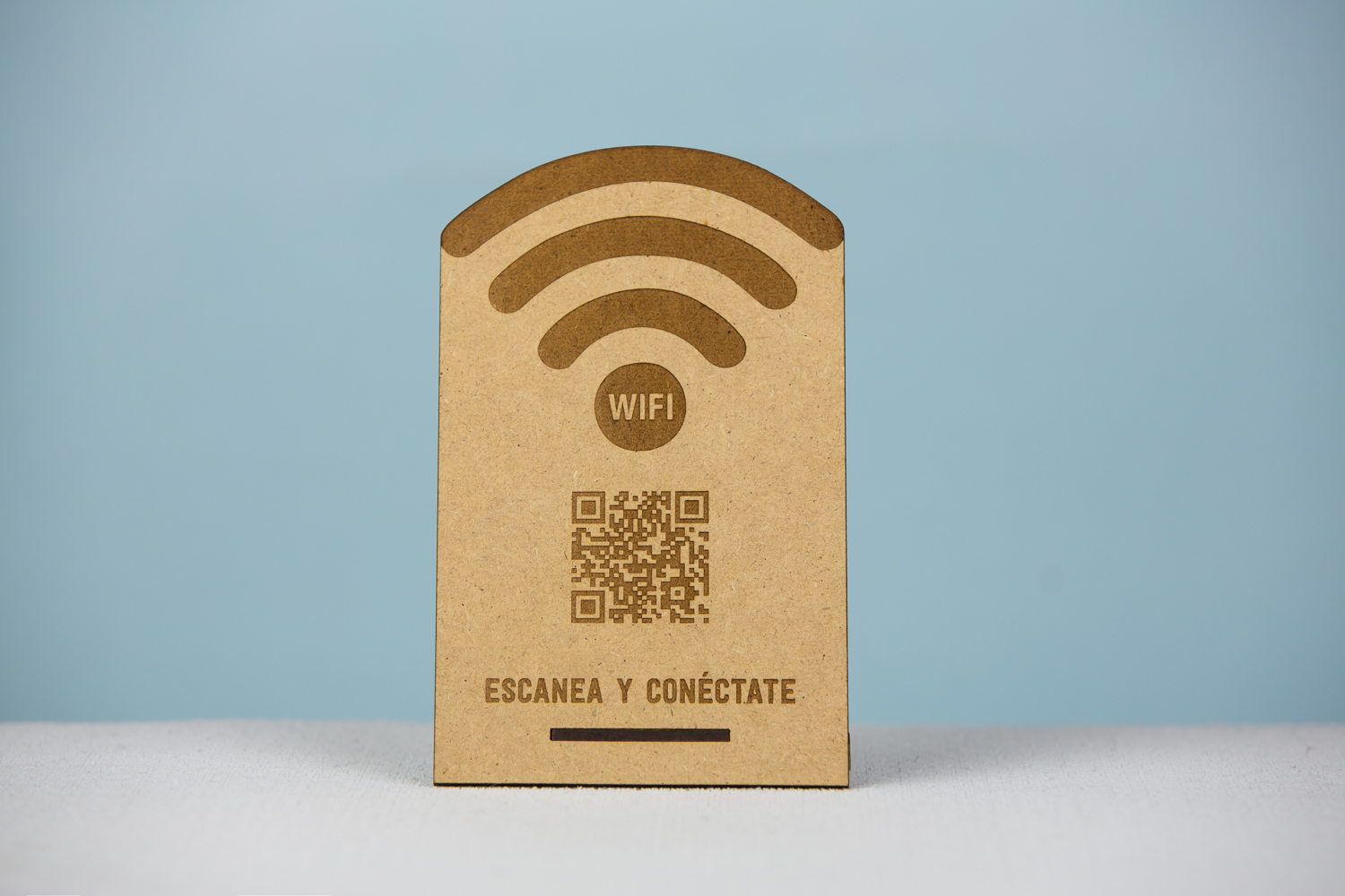Señal wifi con QR para acceder a datos en acrilico transparente o madera personalizado con logo para restaurantes