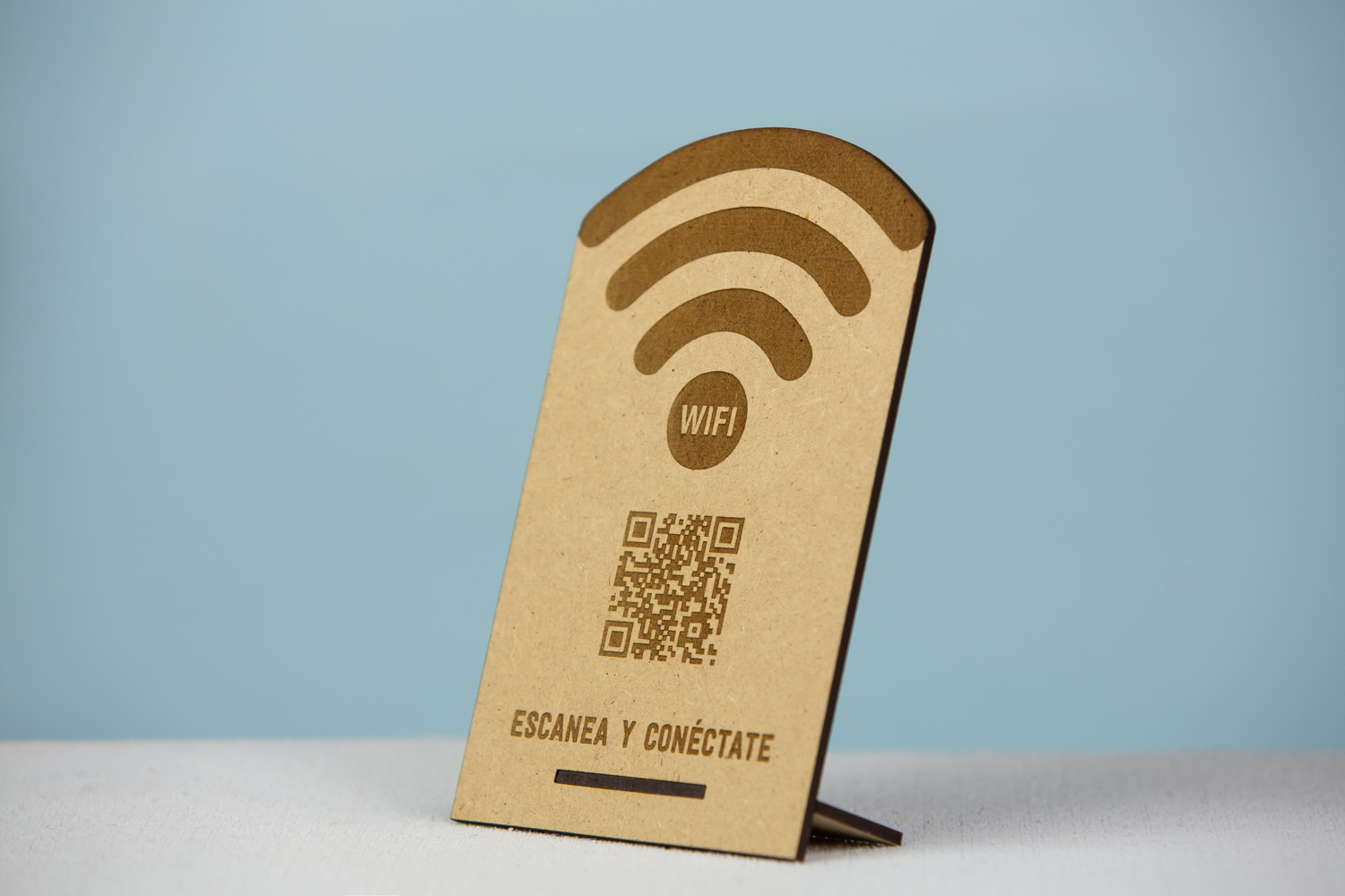 Señal wifi con QR para acceder a datos en acrilico transparente o madera personalizado con logo para restaurantes