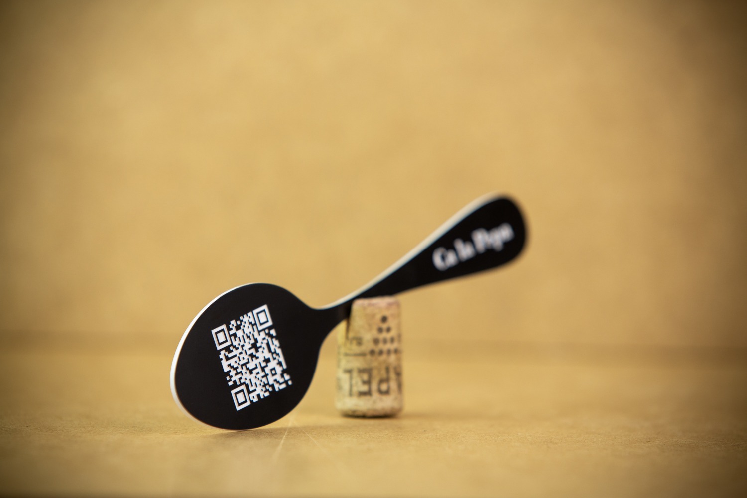 Señal QR de menú digital forma personalizada con Letras, logos, colores de marca.