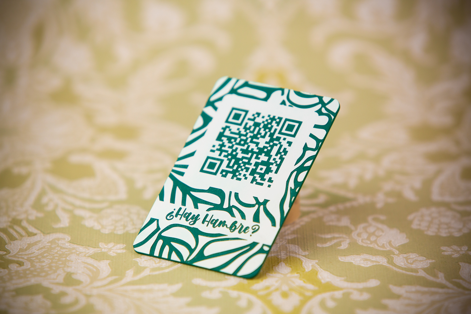 QR adhesivo pegatina para mesa con carta online en plástico verde vegano apto para limpieza.