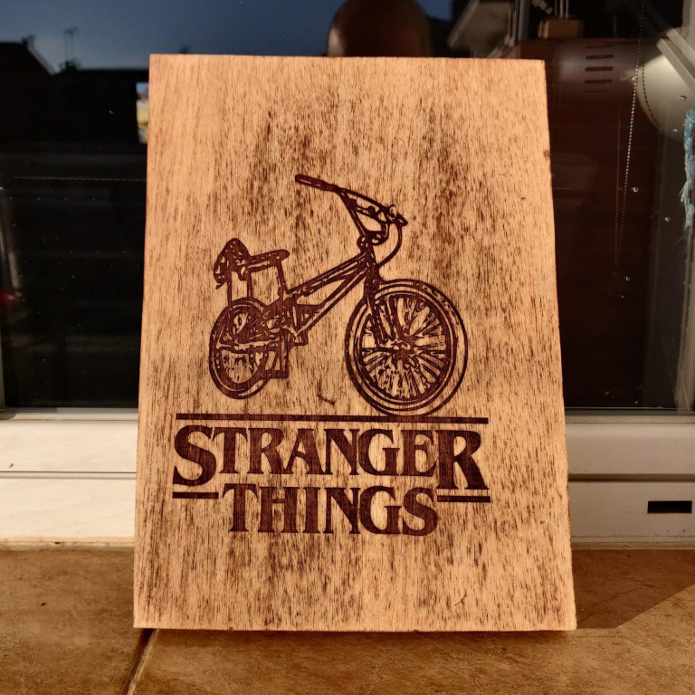 stranger-things-cuadro-madera-retro-grabado-laser-decoracion-series