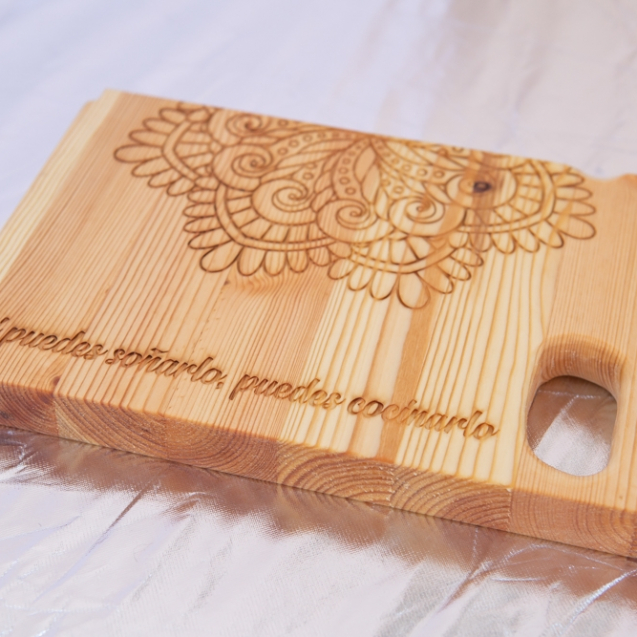 Tabla de cocina para picar cortar alimentos hecha a mano artesanal pino grabado personalizado a laser decoracion restaurantes