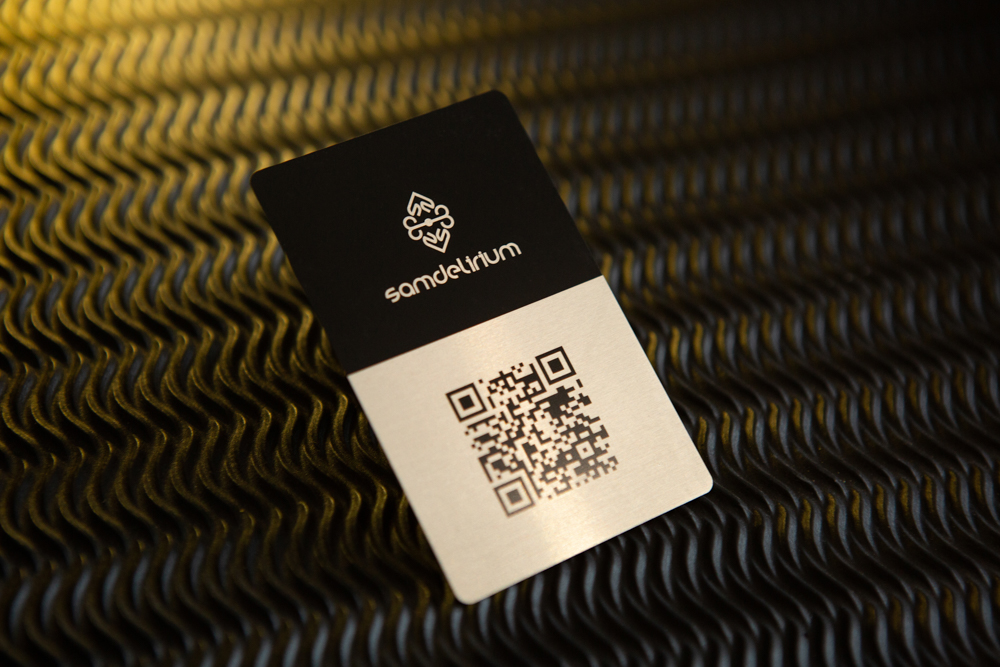 Placa QR metal grabado negro acero Carta digital coctelería