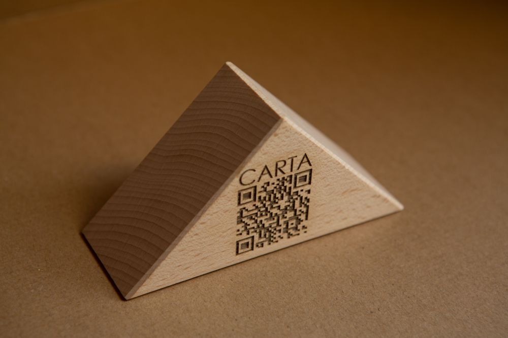 Triangulo QR para Carta online Restaurantes con logo Grabado