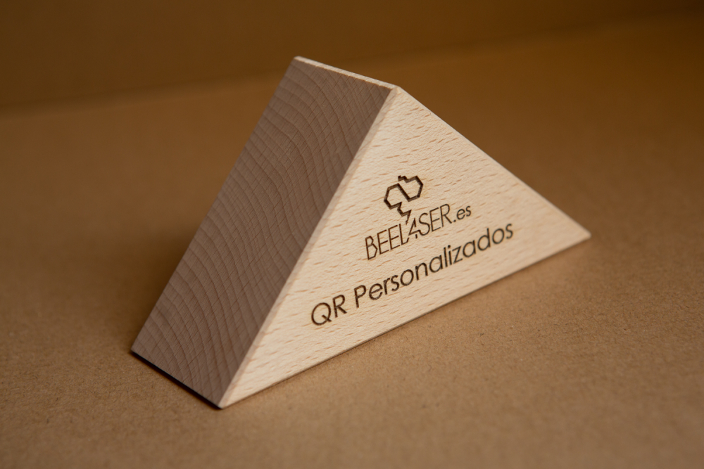 Triangulo grande de madera natural QR carta digital grabado a laser para restaurantes de lujo