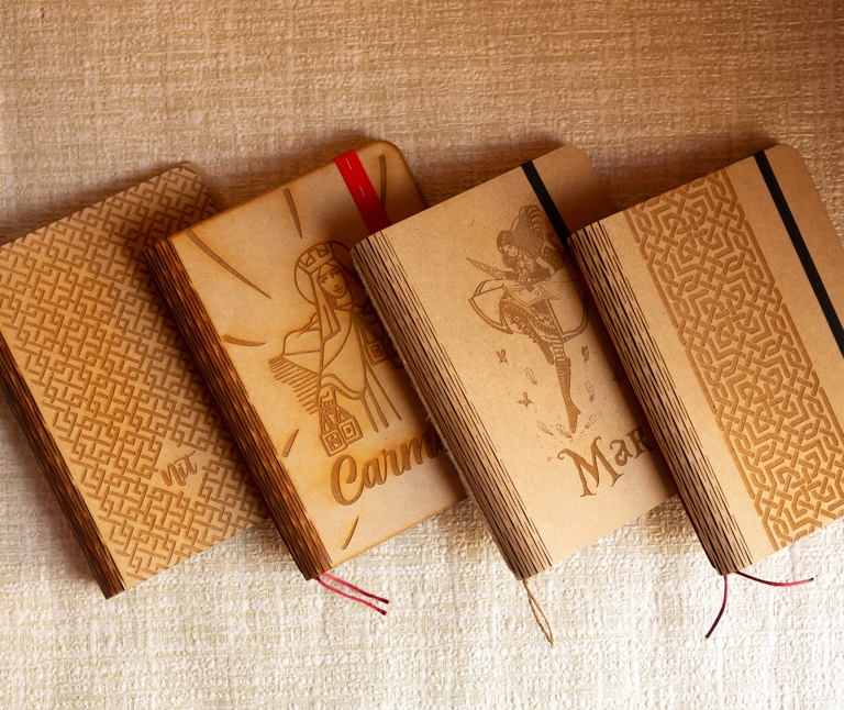 libreta-diario-madera-personalizado-grabado-nombre-logo-regalo-personalizado-barcelona-original